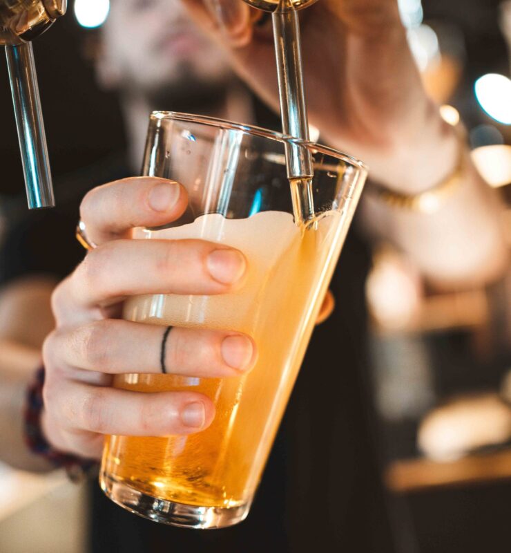 La Bièrothèque Gramont - Le lieu cosy avec 11 tireuses pression pour y découvrir une sélection de bières artisanales sélectionnées par nos experts produits