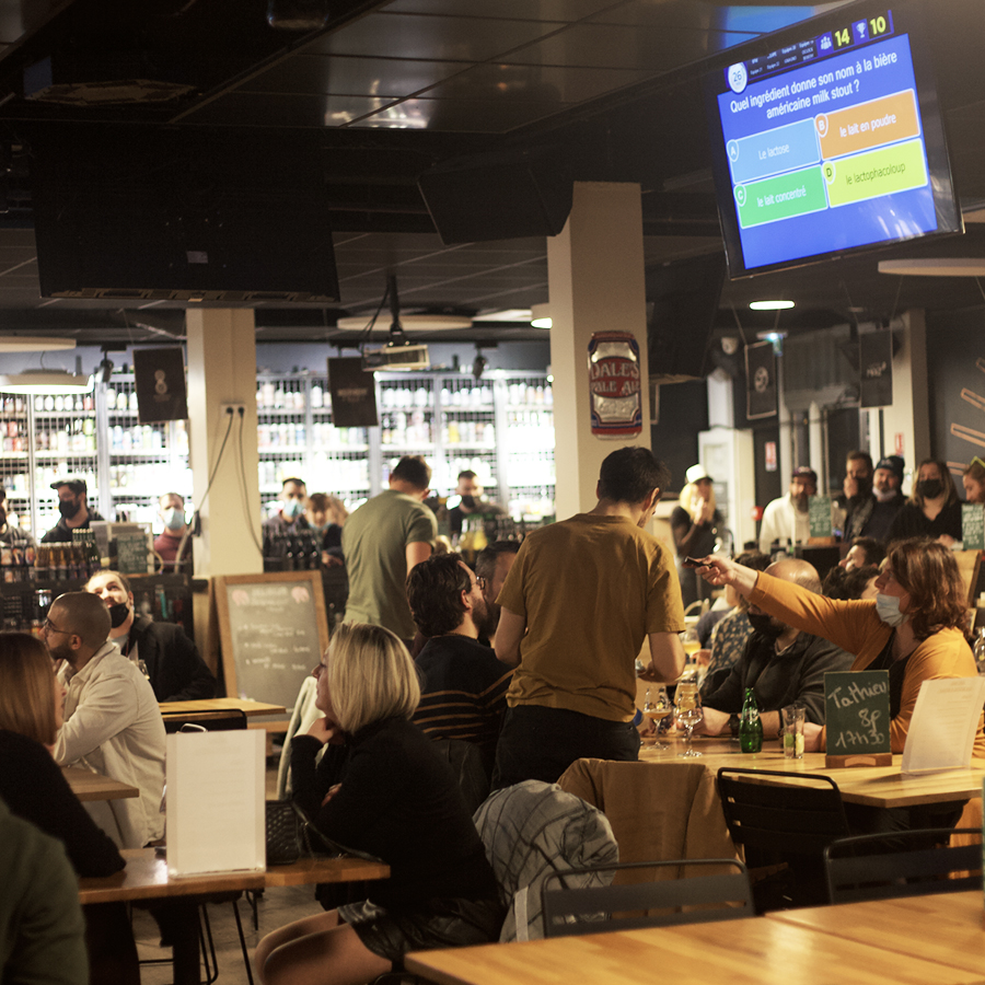 La Bièrothèque Gramont - Le lieu cosy avec 11 tireuses pression pour y découvrir une sélection de bières artisanales sélectionnées par nos experts produits